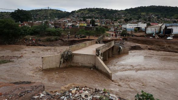 Las devastadoras inundaciones en Sudáfrica dejan al menos 341 muertos
