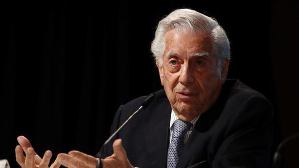 Vargas Llosa recibe el alta tras superar el covid y se fotografía con sus hijos en el hospital