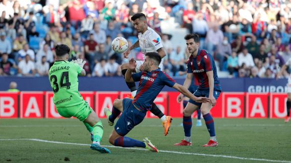 El Sevilla más frágil gana al Levante y presiona a Atlético y Barcelona | 2-3