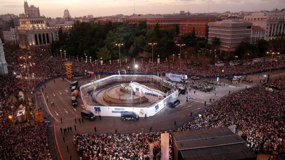 El Real Madrid y su hinchada vuelven a llenar la plaza de Cibeles tras ganar la Liga