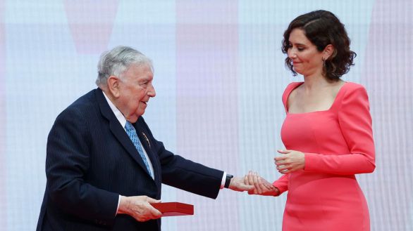 Luis María Anson recibe la Encomienda de Número de la Orden del 2 de mayo