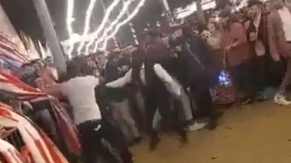 Brutal paliza de los vigilantes de la caseta del PSOE en la Feria de Sevilla