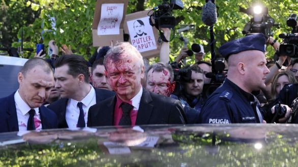 Atacado con pintura roja el embajador ruso en Polonia al grito de 