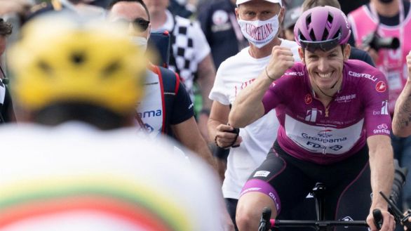 Giro de Italia. Arnaud Démare firma su triplete y Juanpe López sigue de líder