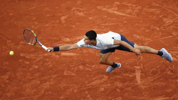 Roland Garros. Carlos Alcaraz desata la locura en París con una remontada antológica