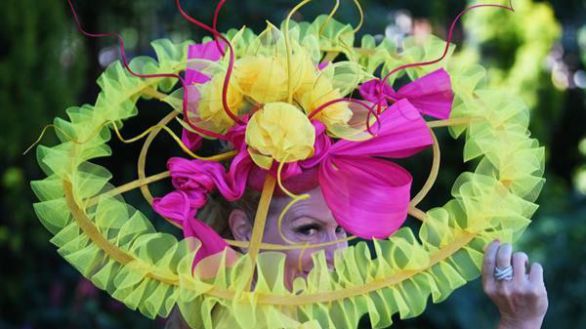 Exhibición de tocados en las carreras de Ascot