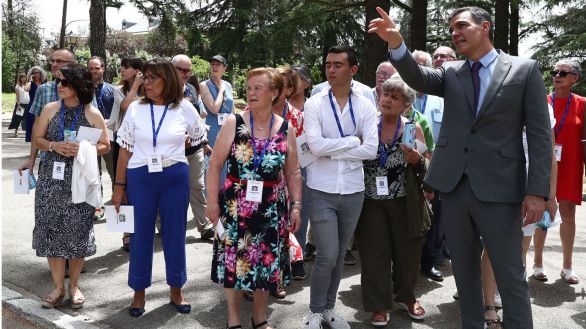 Sánchez ejerce de guía turístico en la reapertura de las visitas a La Moncloa