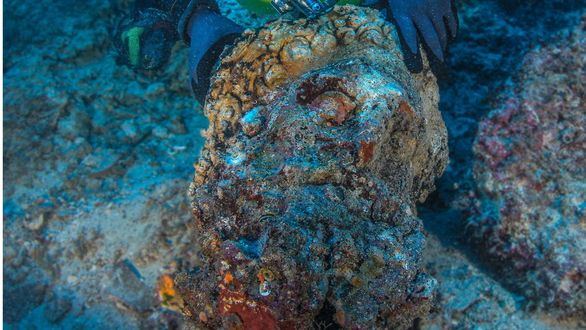 Hallada en el mar Egeo una enorme cabeza de mármol de un Hércules Farnesio