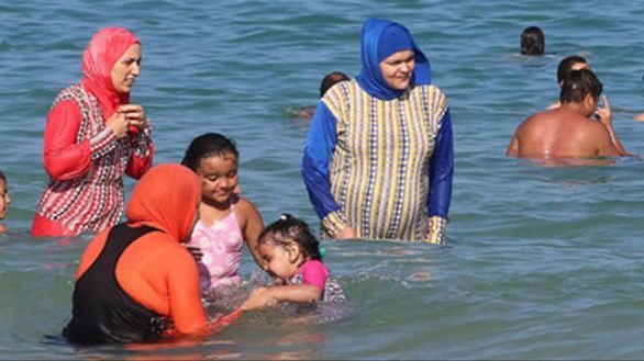 Francia prohíbe el burkini en piscinas públicas "por higiene y seguridad"