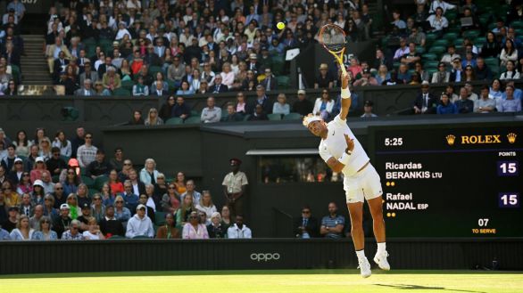 Wimbledon. Rafa Nadal avanza en el torneo y recupera la sonrisa