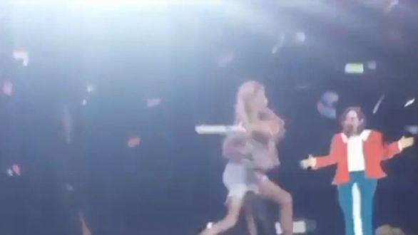 Una drag queen apalea las figuras de Ayuso y Abascal en un concierto pagado por Igualdad