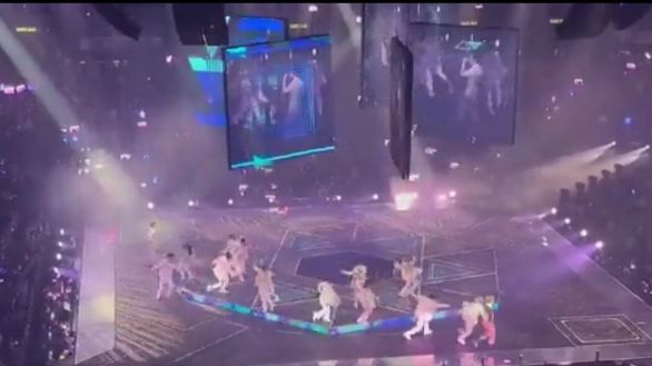 Un espectáculo hongkonés termina con dos bailarines sepultados por una pantalla gigante