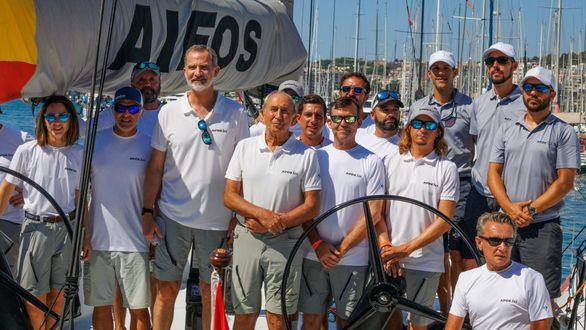 Felipe VI se pone al mando del Aifos 500 en la primera regata de la Copa del Rey