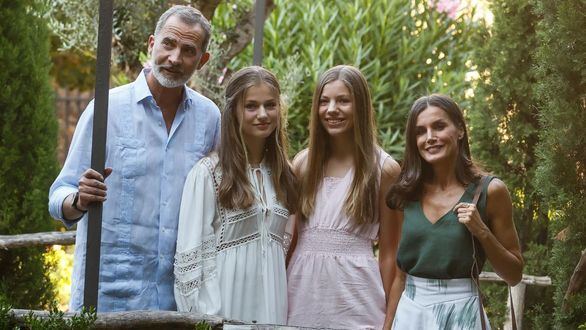 Los Reyes y sus hijas visitan la Cartuja y recorren las calles de Valldemossa