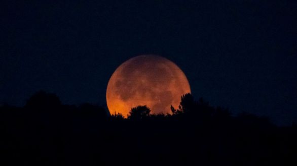 La 'superluna' dificulta a los aficionados la observación de las perseidas