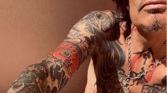 Tommy Lee publica un desnudo en las redes sociales y abre el debate sobre la censura