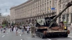Tanques rusos 'desfilan' por el centro de Kiev, pero no es lo que parece