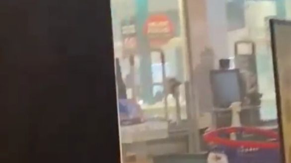 Atracan en pleno día una joyería en Madrid con pistola, mazas y extintores