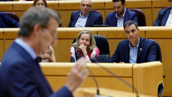 Sánchez y Feijóo se ofrecen a pactar mientras se atacan con dureza