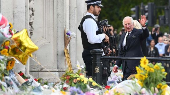 Cálido recibimiento a Carlos III a las puertas de Buckingham