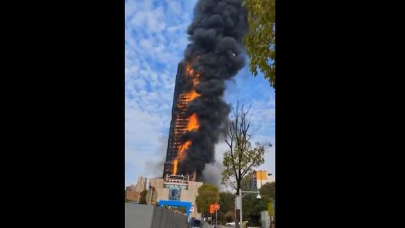 Un espectacular incendio arrasa un rascacielos en el sur de China