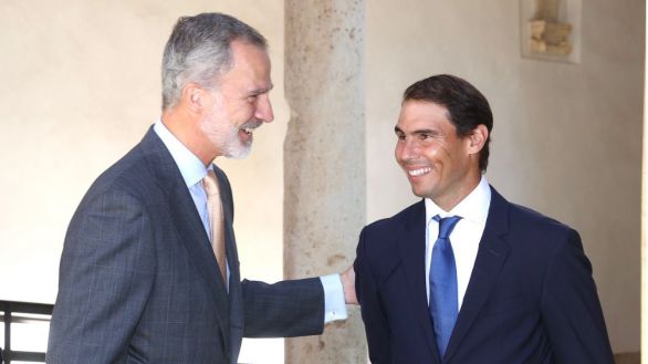Felipe VI entrega un premio a Nadal por su contribución a potenciar la imagen de España