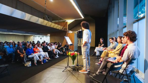 La Comunidad de Madrid celebra un recital para conmemorar el centenario del nacimiento del poeta José Hierro