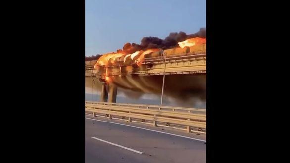 Una fuerte explosión destruye parte del puente de Crimea, la joya de Putin