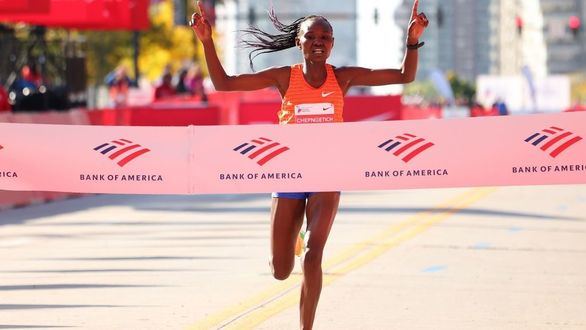 Ruth Chepngetich revalida su corona en Chicago rozando el récord mundial