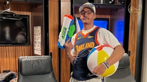 NBA. Jordan Poole logra un contrato millonario tras recibir un puñetazo de Green