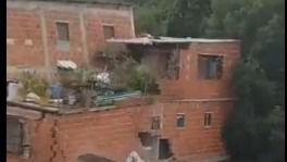 Las fuertes lluvias causan el derrumbe de doce viviendas en Caracas