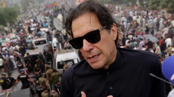 El ex primer ministro de Pakistán, herido de bala durante una protesta