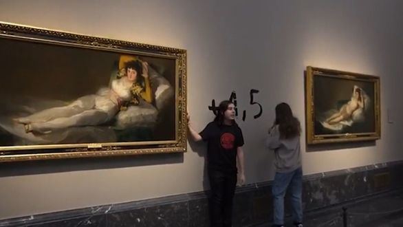 Detienen a dos ecoactivistas por pegarse a Las Majas de Goya en El Prado