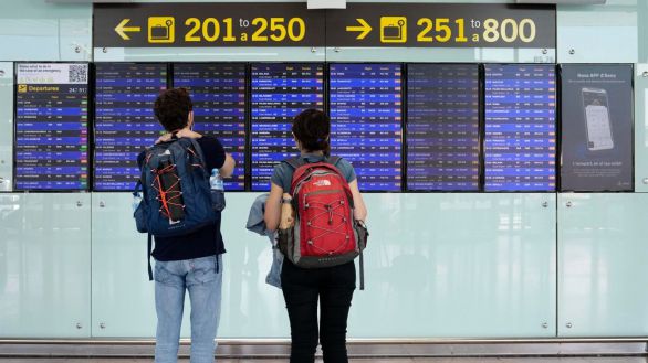 Vueling opera este domingo 485 vuelos tras cancelar 64