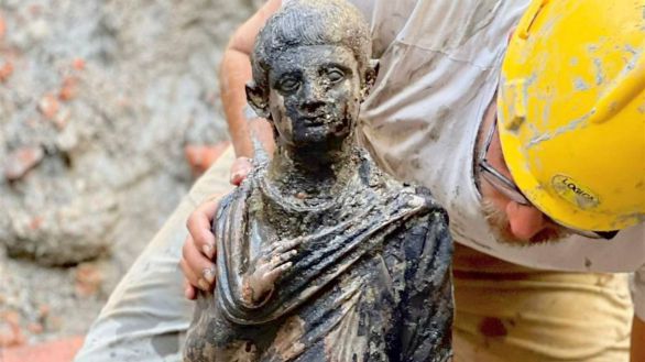 Hallazgo excepcional en Italia: sacan del barro 24 estatuas romanas y etruscas