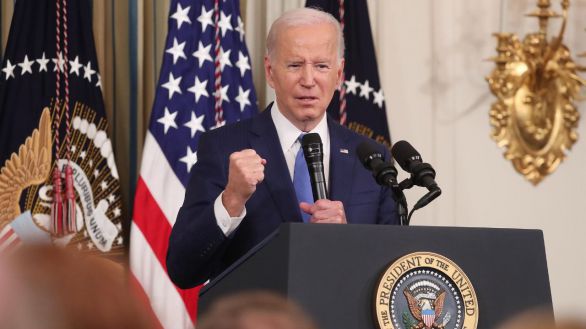 Biden presume de frenar la 'ola roja' republicana y Trump admite su decepción