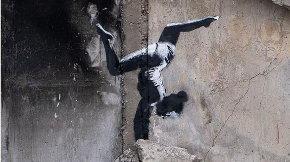 Banksy pinta un grafiti en un edificio bombardeado en Ucrania