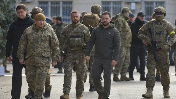 Zelenski visita Jersón tras la retirada rusa y denuncia 400 crímenes guerra