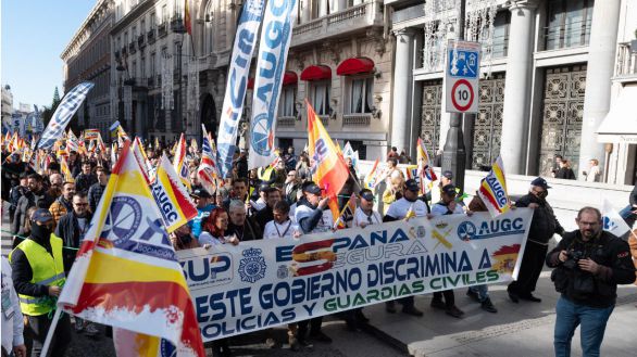 Policías y guardias civiles marchan juntos contra la 