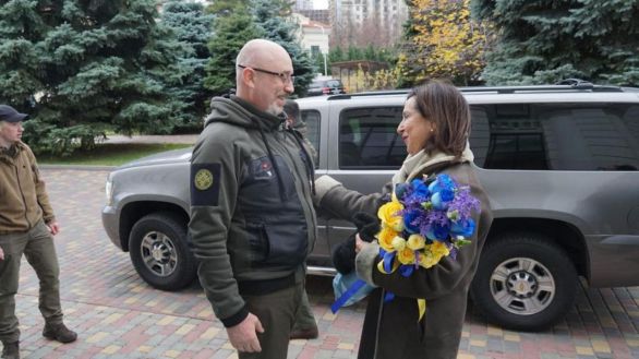 Robles desvela en Ucrania que España ha enviado el mayor paquete militar hasta la fecha