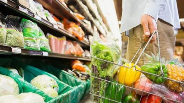 Ir más veces a comprar y reducir el volumen de la cesta: la 'receta' de los europeos frente a la inflación
