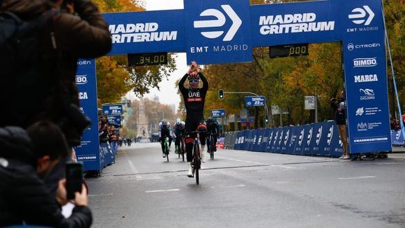 Pogacar gana con autoridad la prueba en línea