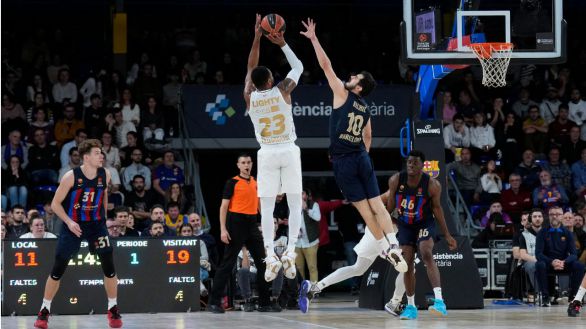 Euroliga. Nando De Colo y Fall se bastan para doblegar a un Barça fallón