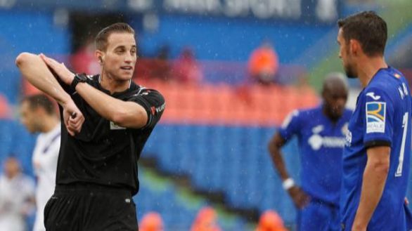 El árbitro Alberola Rojas supera un grave problema de salud y vuelve al fútbol