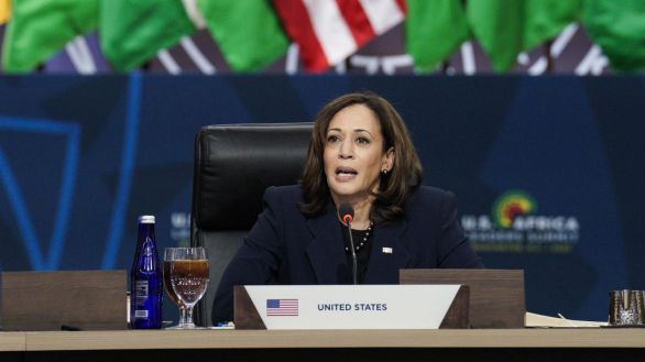 El Gobierno de Texas envía autobuses con migrantes a la casa de Kamala Harris