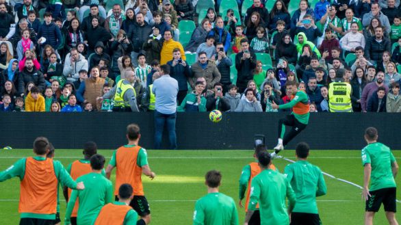 La 'Betismanía' es una realidad: m iles de béticos le dan colorido al Villamarín
