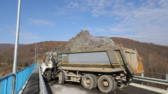 Kosovo reabre los pasos fronterizos con Serbia tras semanas de bloqueo