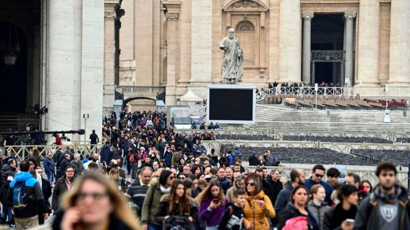 Casi 200.000 personas despiden a Benedicto XVI en la basílica de San Pedro