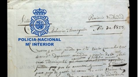 La Policía recupera cuatro legajos del siglo XIX y un libro de 1942 escrito a plumilla