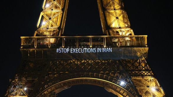 'Mujer. Vida. Libertad', homenaje a las mujeres iraníes en la Torre Eiffel